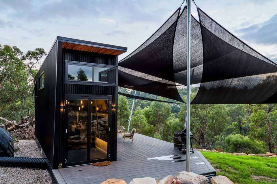 Una Tiny House moderna con un diseño interior industrial