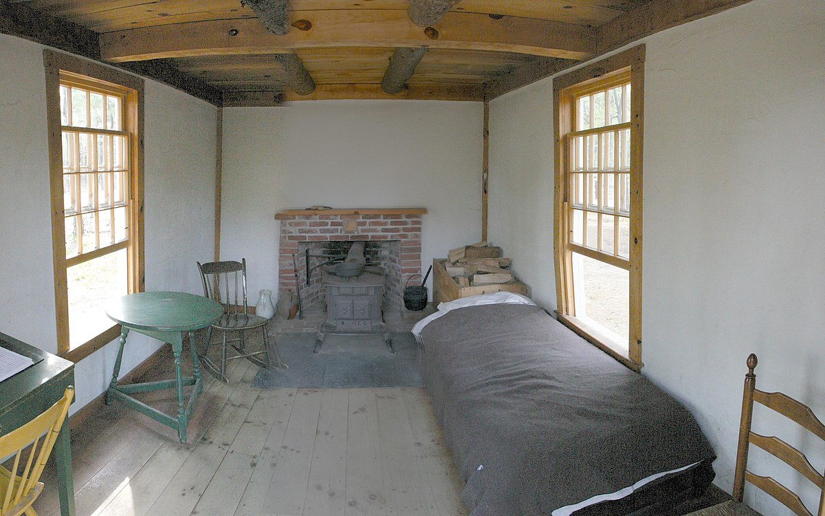 Vista interior de la cabaña de Henry Thoreau.